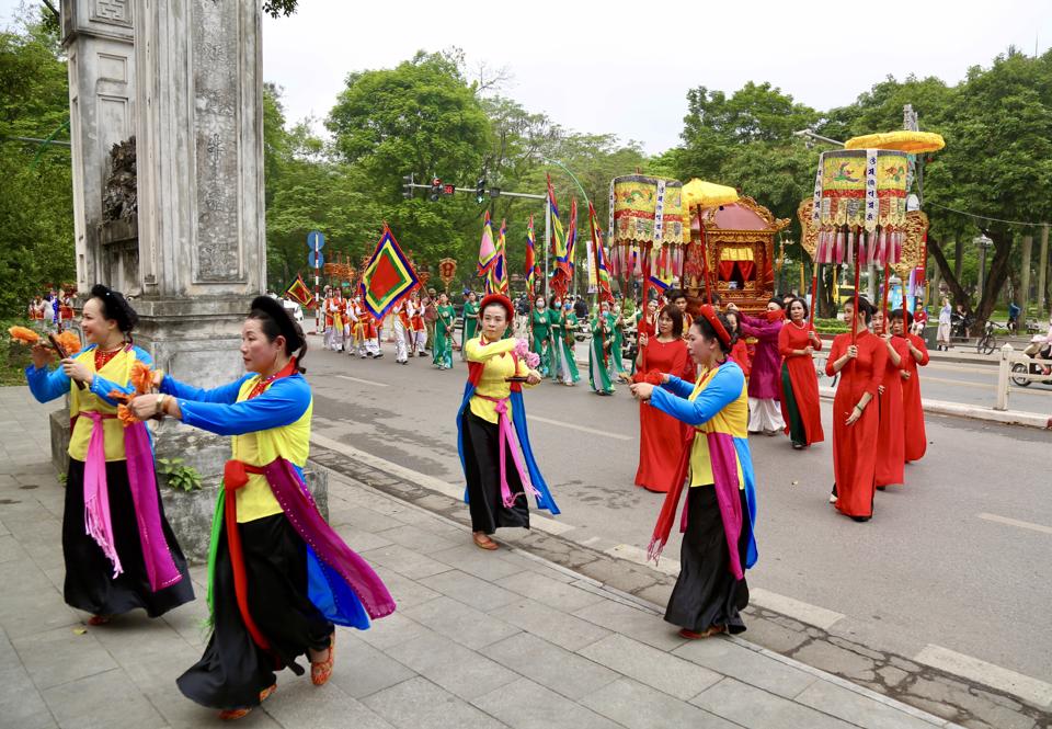  The procession was made in the area around the West Lake and in front of Quan Thanh Temple. Photo: Duy Minh  